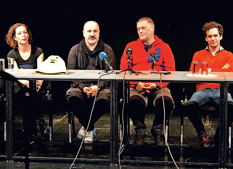 Kokan Mladenović i Andraš Urban sa glumcima iz predstave "Gustav je kriv za sve"