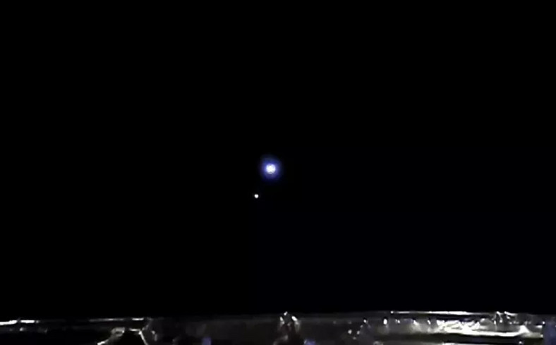 Ziemia i Księżyc uchwycone przez Chang'e 5 z odległości 1,5 mln km.