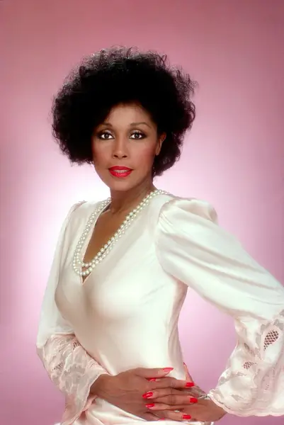 Diahann Carroll w serialu &quot;Dynastia&quot; Fot. Aaron Spelling Prods/Courtesy Everett Collection/Everett Collect