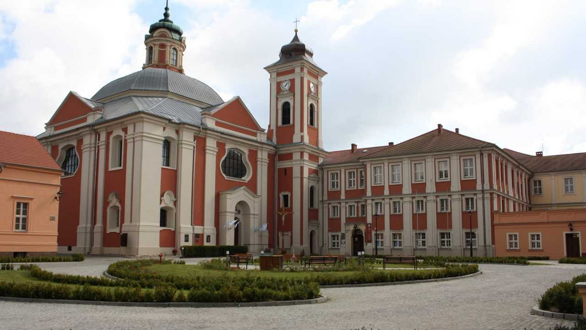 Powiat poznański otrzymał blisko dziewięć milionów unijnej dotacji na remont dawnego kompleksu cysterskiego w Owińskach, znajdującego się na terenie Ośrodka Szkolno-Wychowawdczego dla Niewidomych. Po zakończeniu prac obiekt zostanie udostępniony zwiedzającym. Jak zapewniają władze powiatu, będzie on jednym z najpiękniejszych w Wielkopolsce.