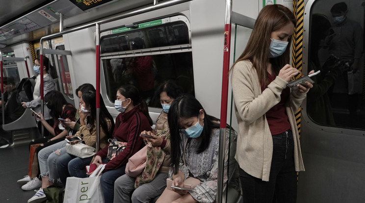 Védőmaszkot viselő utasok egy hongkongi metrón 2020. január 23-án. Fotó: MTI/AP