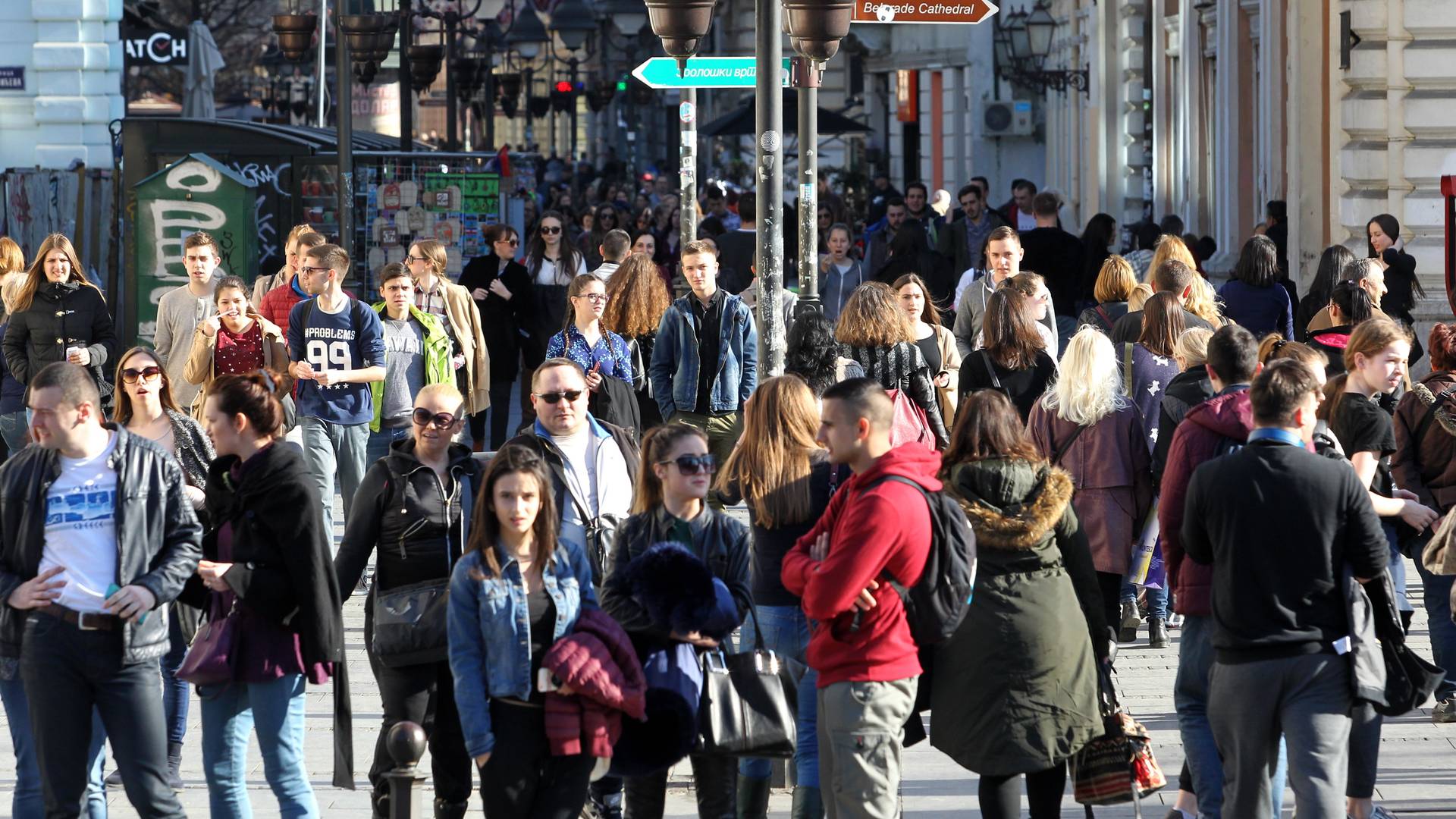 Mali pevač velikog glasa u Knez Mihailovoj oduševio prolaznika