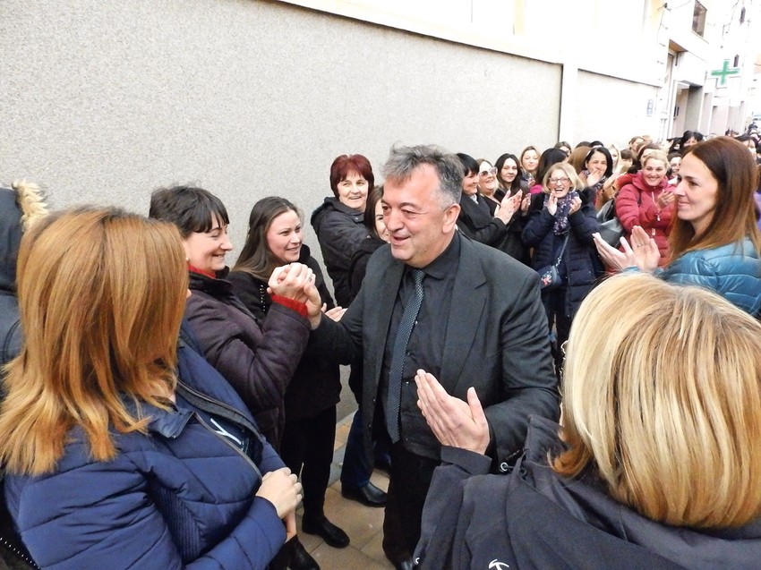 Uveliko asfaltira ulice, ulaže, zadužuje opštinu, jer je siguran da nema ništa od izbora novog predsednika: Milutin Jeličić Jutka