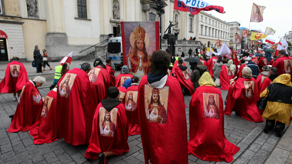 W Episkopacie powstał projekt aktu intronizacji Jezusa Chrystusa, w którym Polska zostanie oddana pod jego panowanie jako Króla Polski. Akt ma zostać ogłoszony w 1050. rocznicę chrztu Polski. Treść dokumentu została rozesłana przez zespół ds. ruchów intronizacyjnych przy Episkopacie – trafił do przedstawicieli tychże ruchów, w tym i do posła Artura Górskiego (PiS).