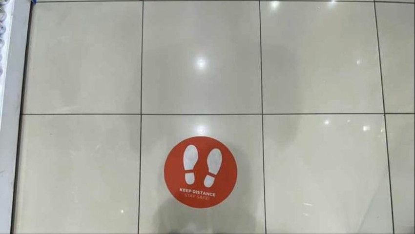 U marketima stoje nalepnice na podu koje upućuju na potrebnu distancu između potrošača