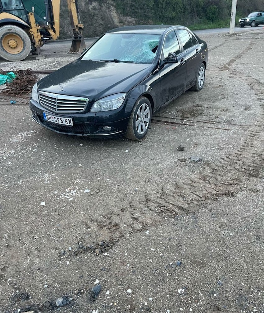 Automobil stranke Stranke pravde i pomirenja kojim je izazvana saobraćajna nesreća u Novom Pazaru