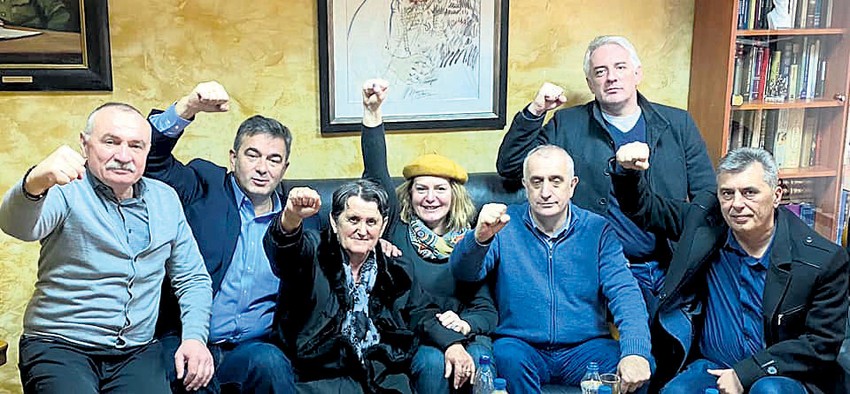 Ratka Knežević, majka Milana Kneževića, juče nakon puštanja iz pritvora sa liderima Demokratskog fronta