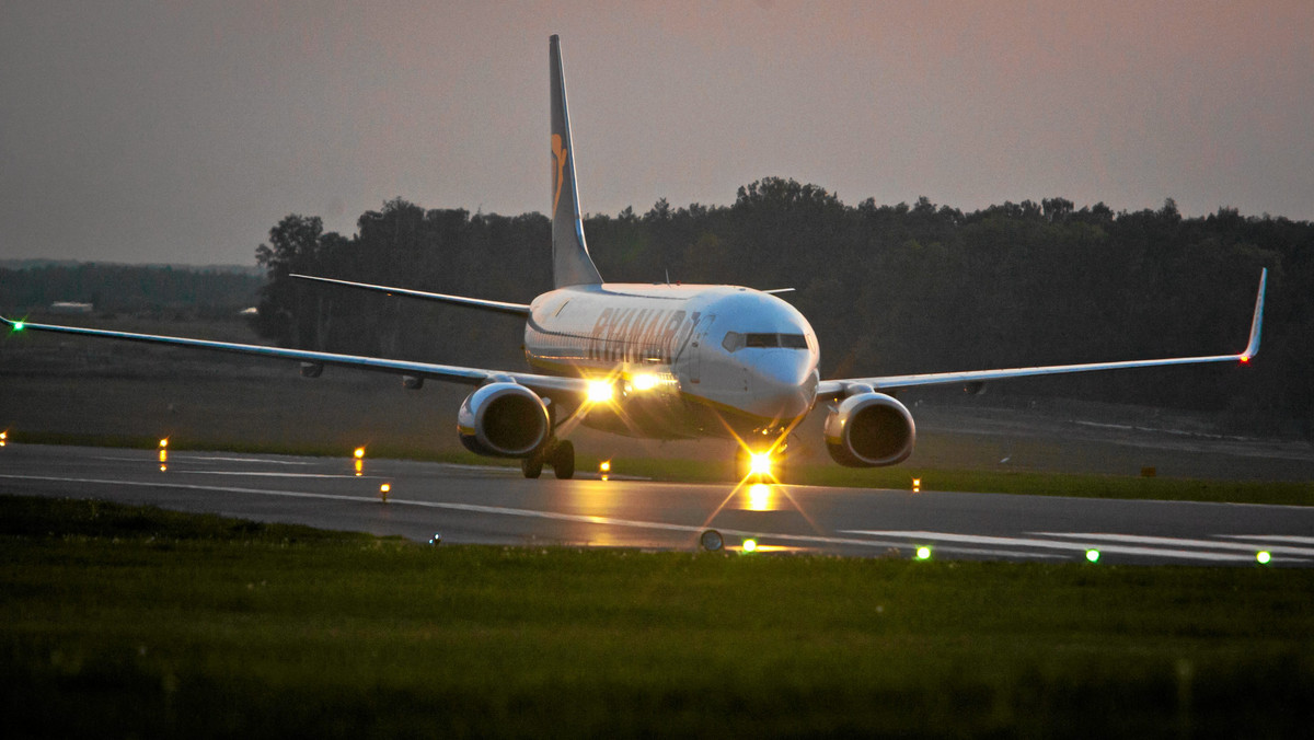 Port Lotniczy Poznań-Ławica jako pierwsze lotnisko w Polsce przedstawił wyniki tzw. akredytowanego ciągłego monitoringu hałasu lotniczego. Monitorowanie hałasu związane jest z wprowadzaniem wokół lotniska obszaru ograniczonego użytkowania.