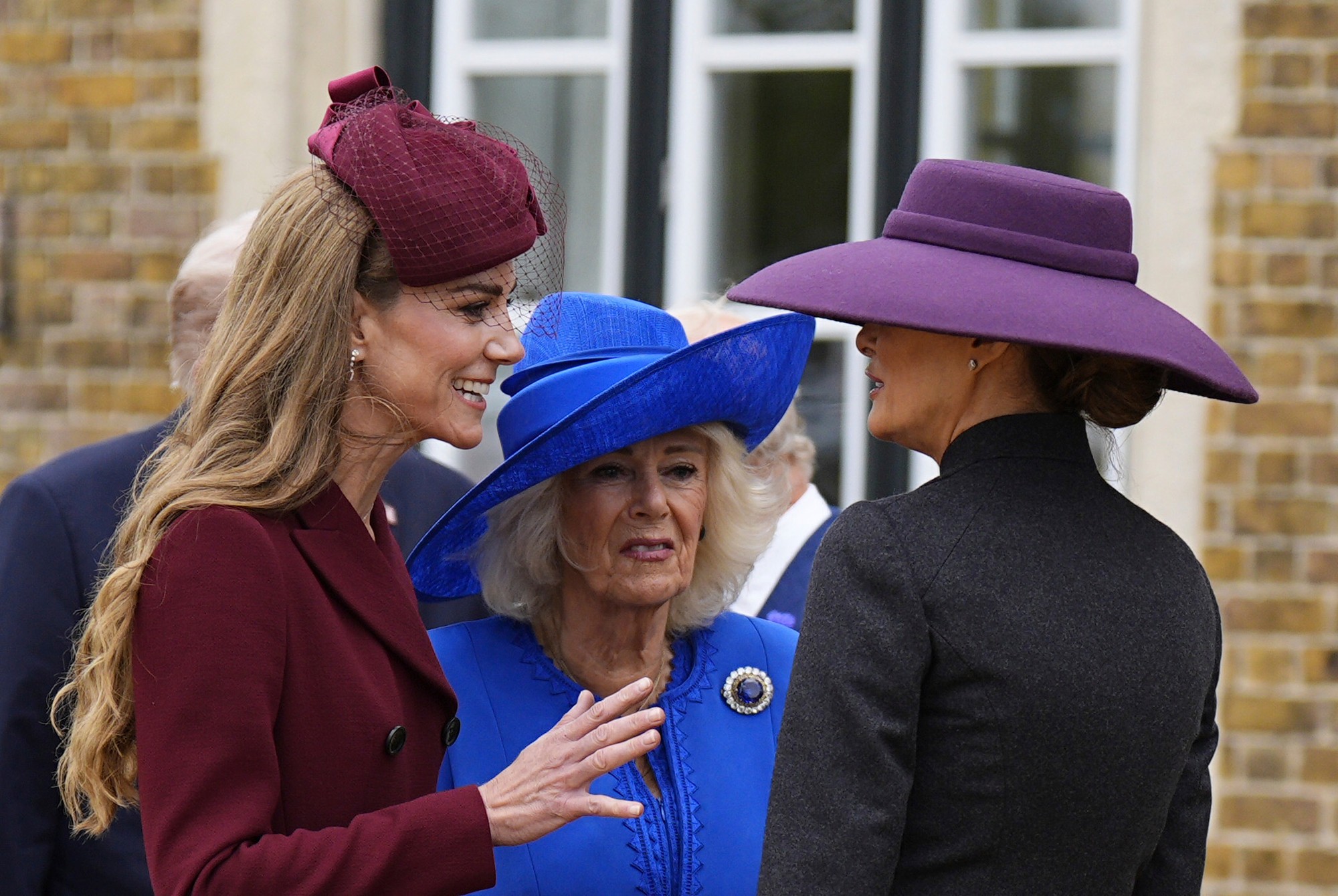 Princezná Kate, kráľovná Camilla a Melania Trump.