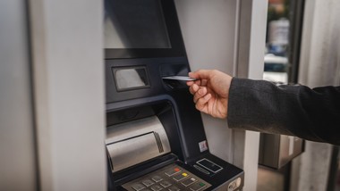od lutego 2026 r. korzystanie z bankomatów bedzie drozsze. visa i mastercard podnoszą ceny