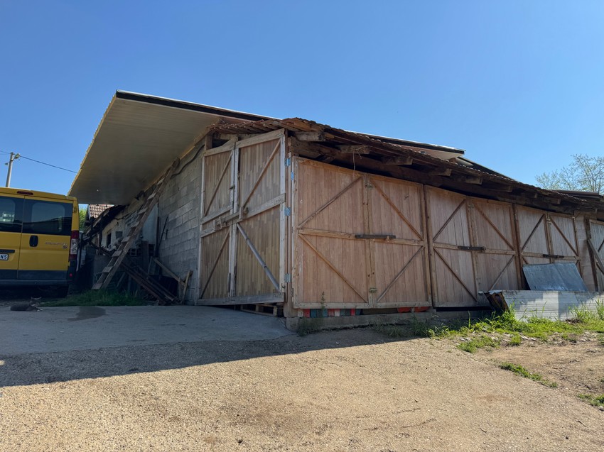 Drvena baraka u kojoj je septička jama