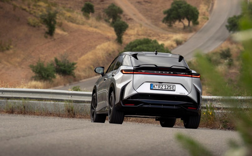 Nowy Lexus RZ 550e F SPORT