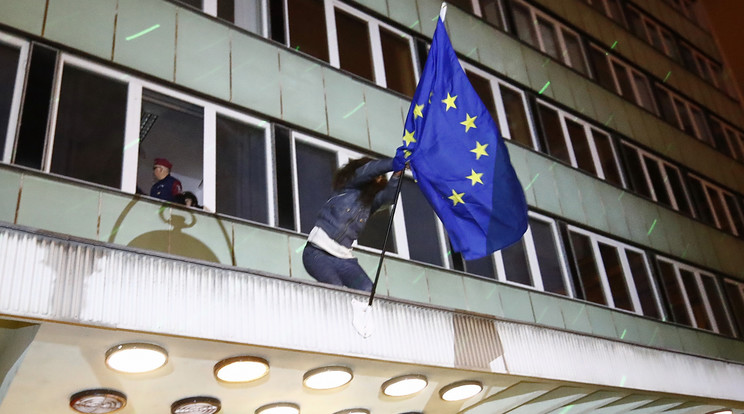 Egy lány kitűzte az EU-s zászlót a rádió épületére /Fotó: Fuszek Gábor