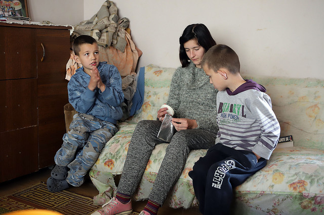 Uroš (7), Tamara (14) i Miloš (9) dele sobu, dok mama spava u kuhinji