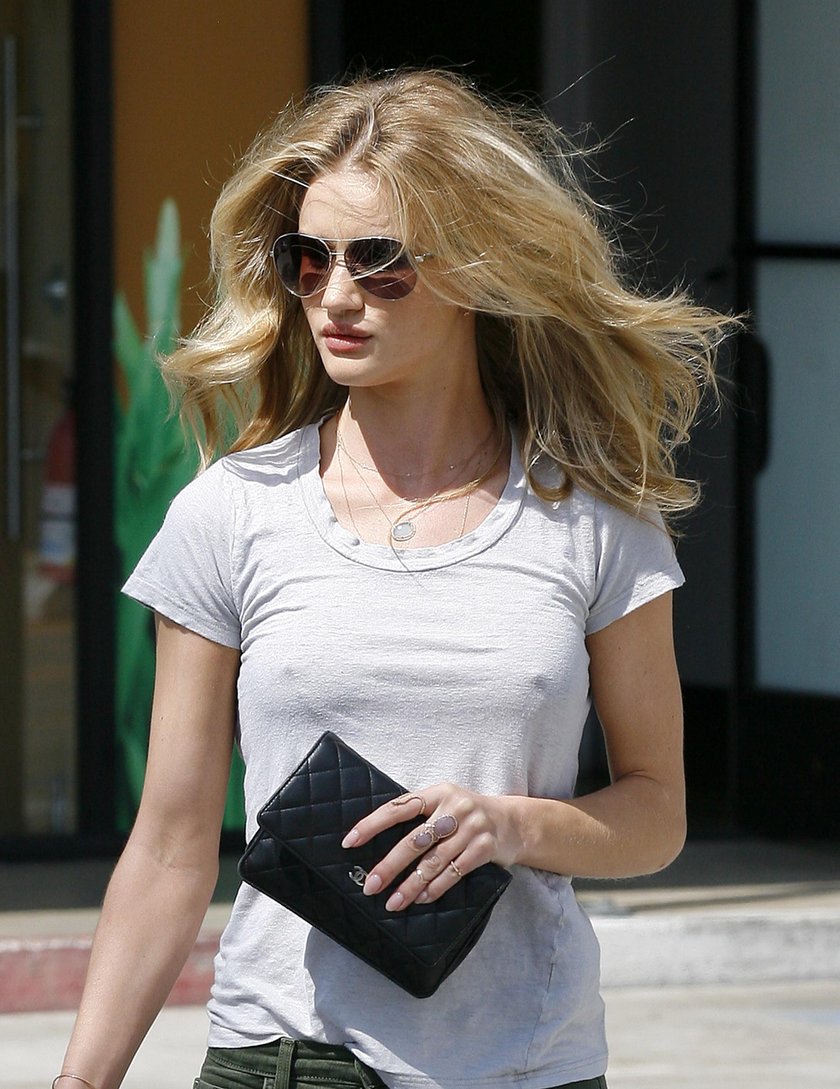 Rosie Huntington-Whiteley w szarej bluzie z nadrukiem