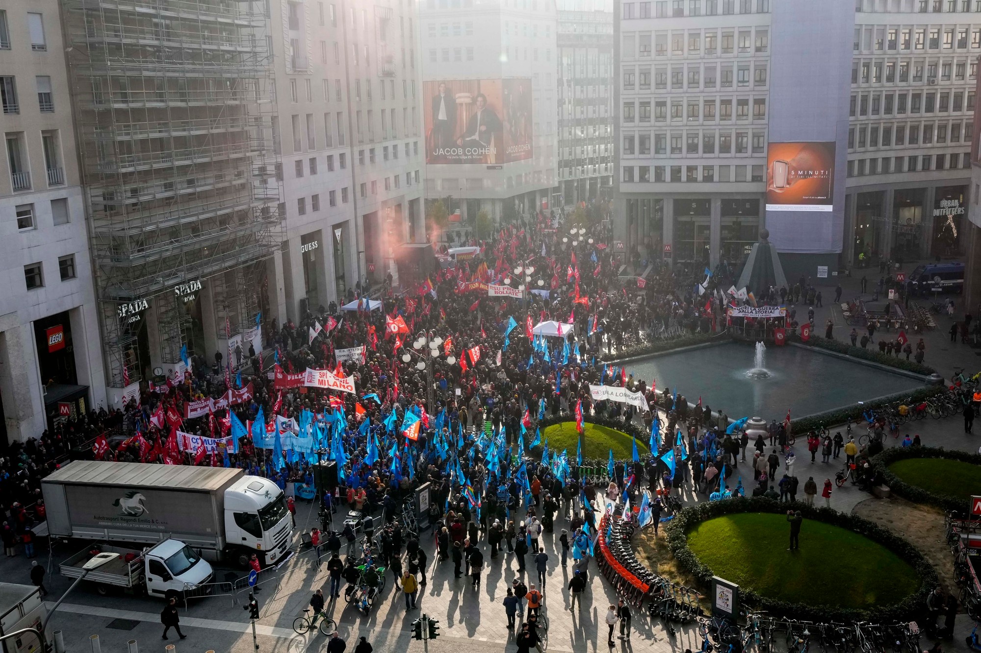 Celoštátny štrajk v Taliansku. Do ulíc vyšli tisíce ľudí.