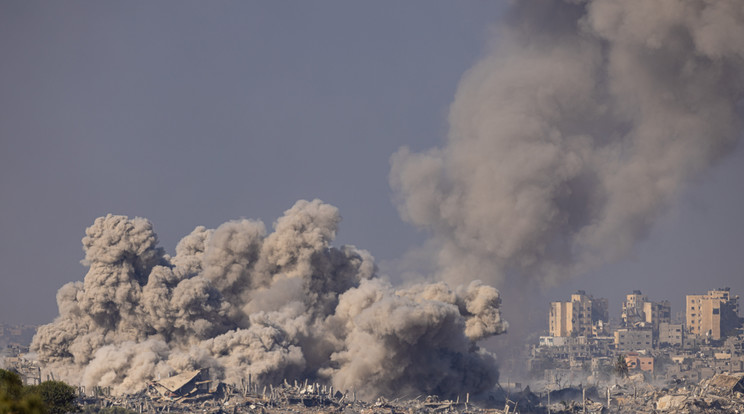 Izraeli légitámadás a Gázai övezet északi részén a dél-izraeli Szderótból nézve 2023. november 21-én/Fotó:  MTI/EPA/Christophe Petit Tesson