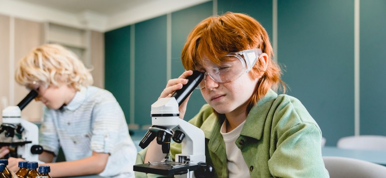 Zmiany w edukacji. Więcej godzin biologii, chemii i fizyki w szkołach [Nowa propozycja]