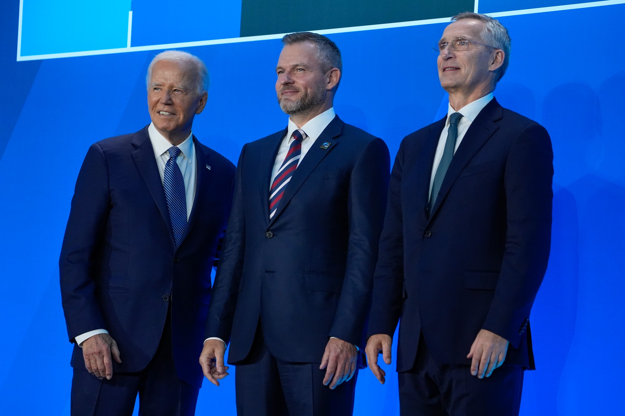 Americký prezident Joe Biden, prezident Peter Pellegrini a generálny tajomník NATO Jens Stoltenberg na summite NATO vo Washingtone.