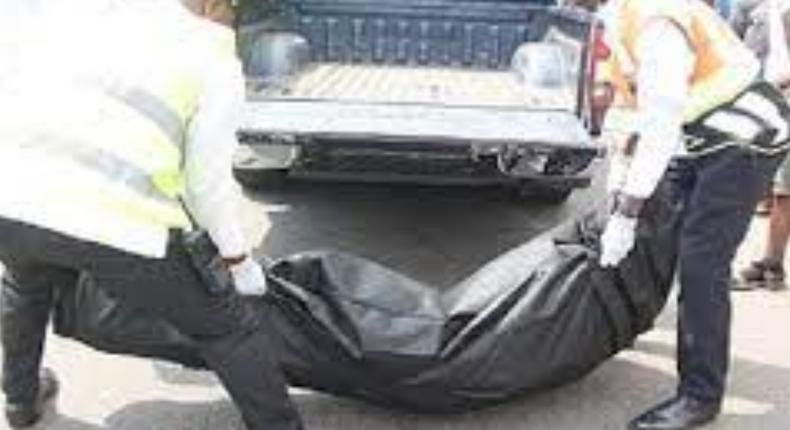 Police carrying dead body (file photo)