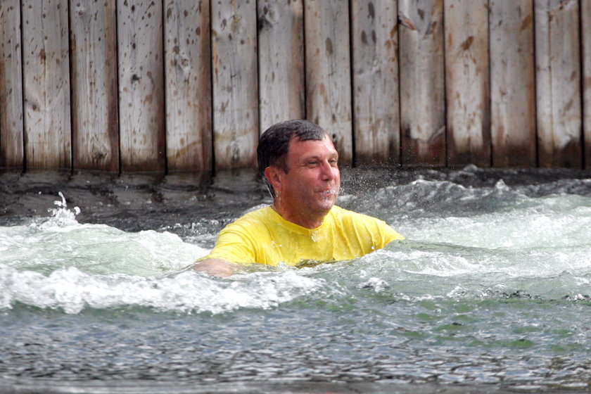 Jacek Karnowski skacze do wody z molo 