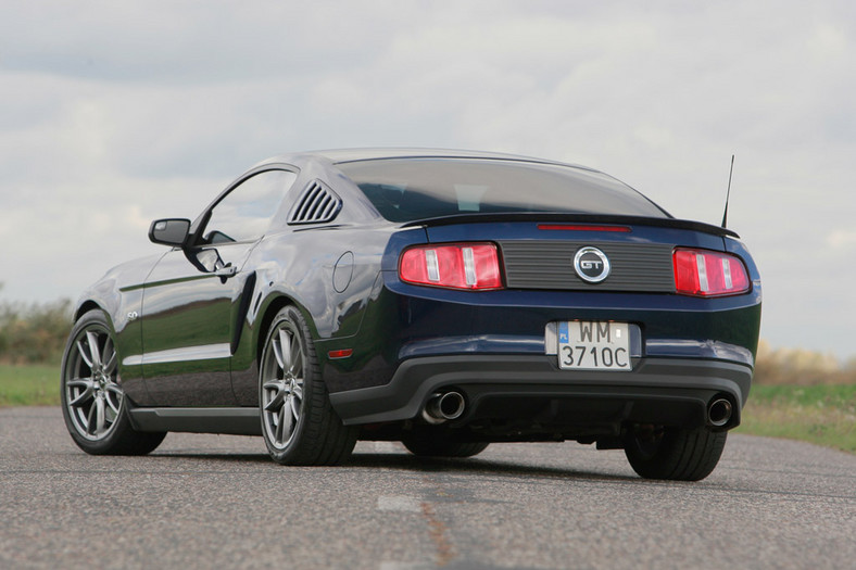 Ford Mustang I kontra Mustang V: klub koni mechanicznych