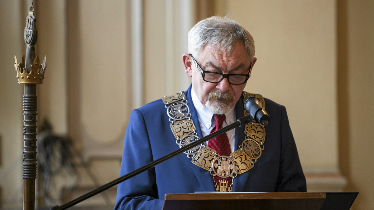 Pojawiły się głosy, żeby zorganizować referendum w sprawie odwołania Jacka Majchrowskiego. Prezydent Krakowa przekonywał w Radiu Kraków, że jego zdaniem Jan Tajster cieszy się nieposzlakowaną opinią i konsultował się w tej sprawie z prawnikami. Przekonywał, że kłopoty z prawem Tajstera to efekt nagonki i szukania układu krakowskiego po wyborach samorządowych, w których Majchrowski wygrał ze Zbigniewem Ziobrą. Więcej w rozmowie Jacka Bańki z prezydentem Krakowa.