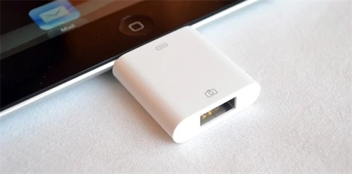 Przejściówka Apple dock-USB służy do podłączania aparatu fotograficznego za pomoca przewodu USB