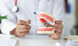 Czym jest odwapnienie zębów? Dentystka tłumaczy