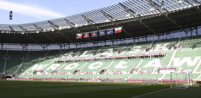 Stadion już otwarty. Jest tłok. Niestety, są kradzieże