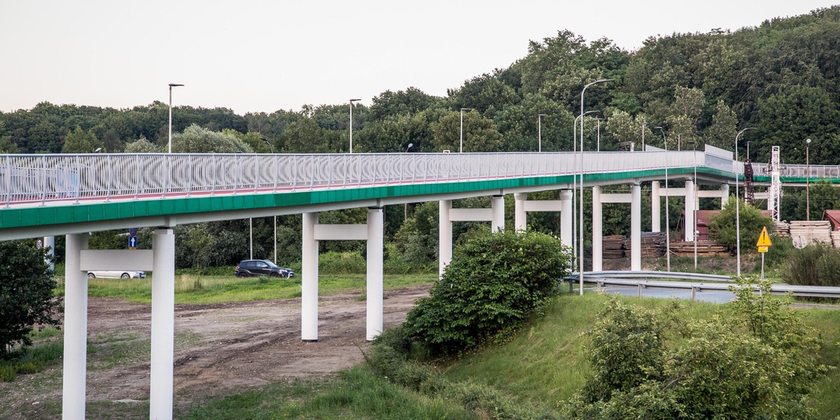 Kładka pieszo-rowerowa nad al. Powstańców Śląskich prawie gotowa