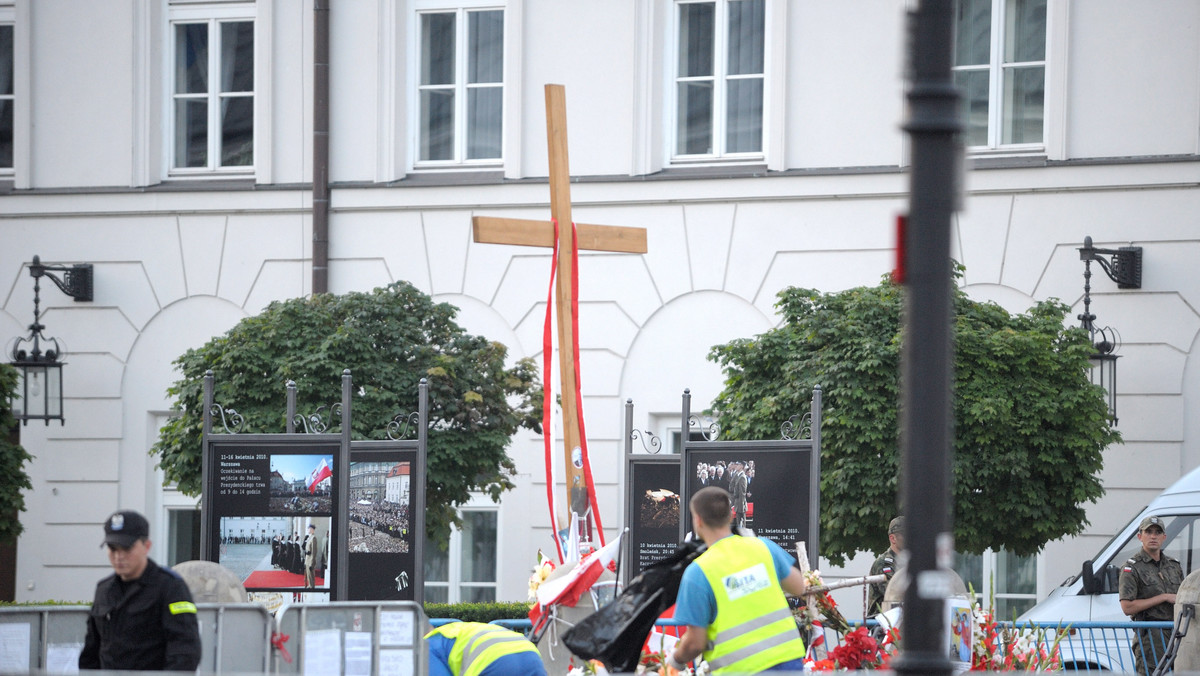 Kancelaria Prezydenta nie informowała Warszawskiej Kurii Metropolitalnej o przeniesieniu krzyża do kaplicy - powiedział rzecznik kurii ks. Rafał Markowski.