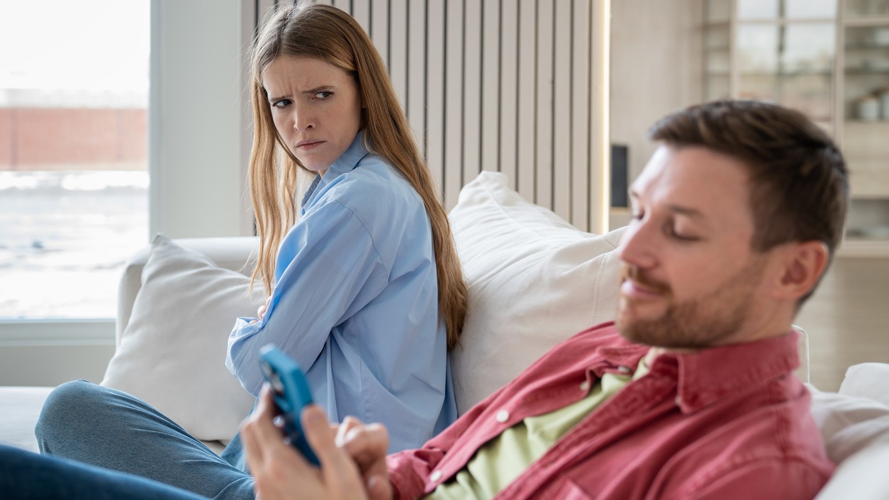 Niektorí muži vám venujú len toľko pozornosti, koľko práve nemajú pre niečo iné. A vy sedíte vedľa, ako keby ste tam ani neboli.