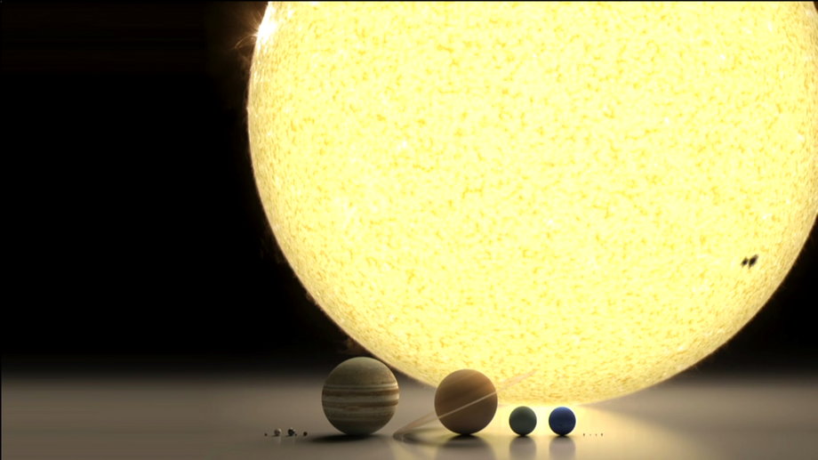 Układ Słoneczny w rzeczywistej skali. "Ziemia to ten kamyczek trzeci od lewej. Chcemy dostać się na kamyczek czwarty od lewej" - mówił Musk