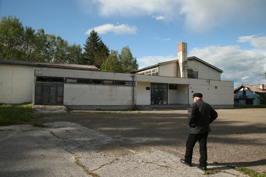 Zatvorena škola u Lušci Palanki