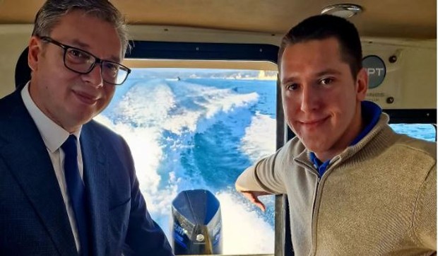 Predsednik Aleksandar Vučić putuje sa sinom Danilom na Hilandar