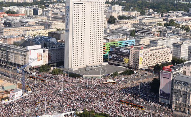 Godzina "W" w Warszawie. Tysiące ludzi oddało hołd bohaterom Powstania Warszawskiego