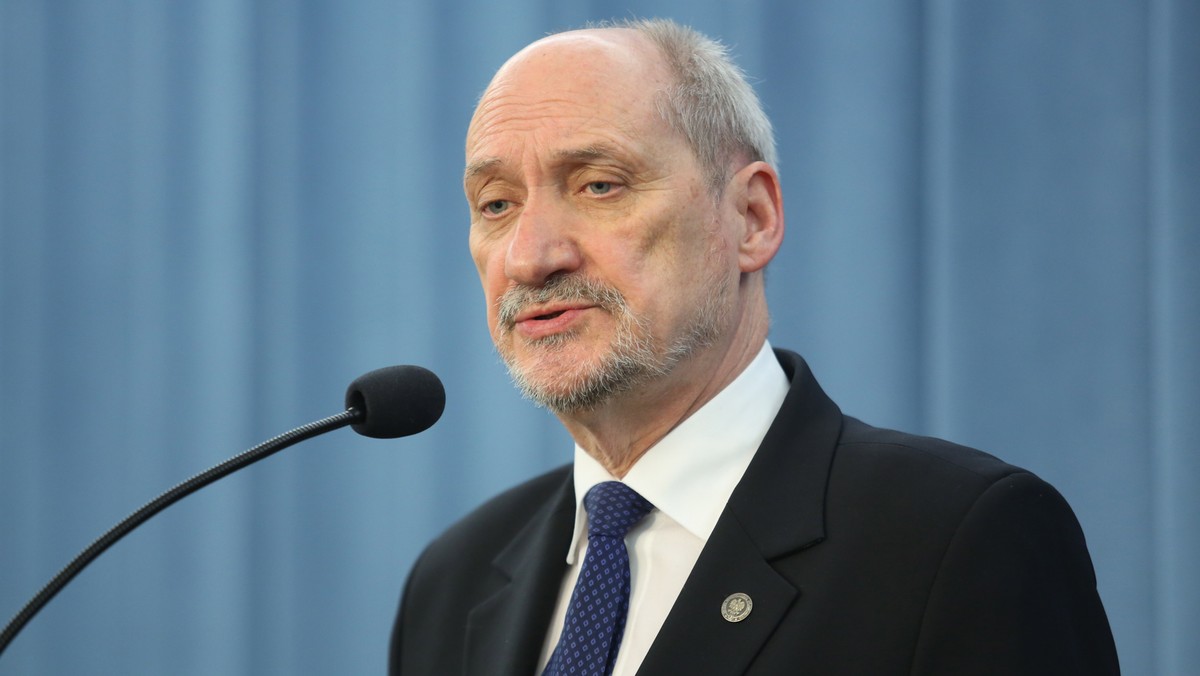 Posłowie PiS Marek Opioła i Antoni Macierewicz zaapelowali na konferencji w Sejmie o zerwanie przez polskie służby specjalne współpracy ze służbami rosyjskimi. Domagają się też zbadania "szczelności" służb po katastrofie smoleńskiej.