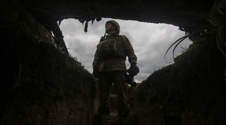 A képen egy ukrán katona néz ki a fedezékéből / Illusztráció: MTI - EPA/STR