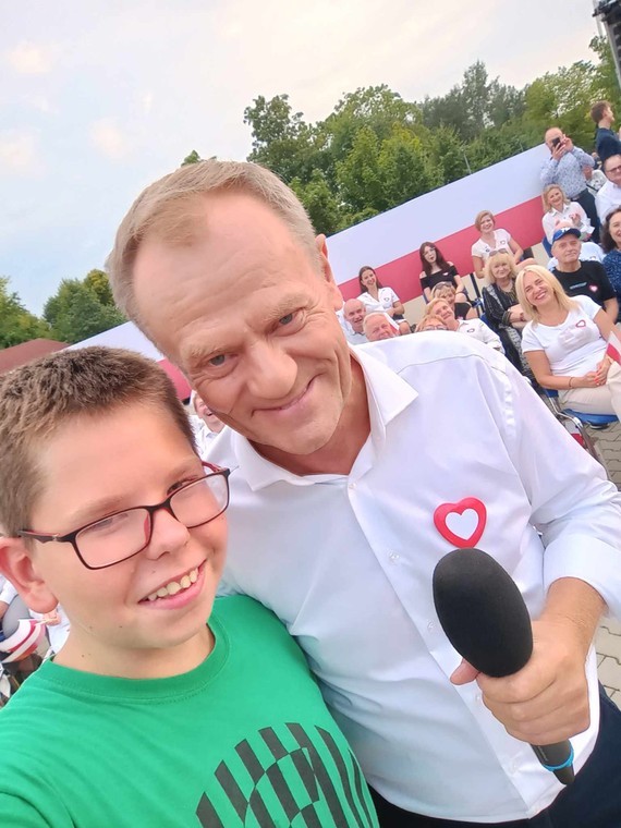 "Selfie" Maćka z Włocławka z Donaldem Tuskiem. Lider KO odwiedził to miasto 18 sierpnia 2023 r. — fot. archiwum rodzinne Matuszewskich