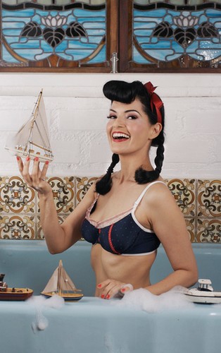 Kolejna sesja w stylu 'pin-up girl'. Tym razem w ten sposób swoją najnowszą kolekcję prezentuje firma Lucy B