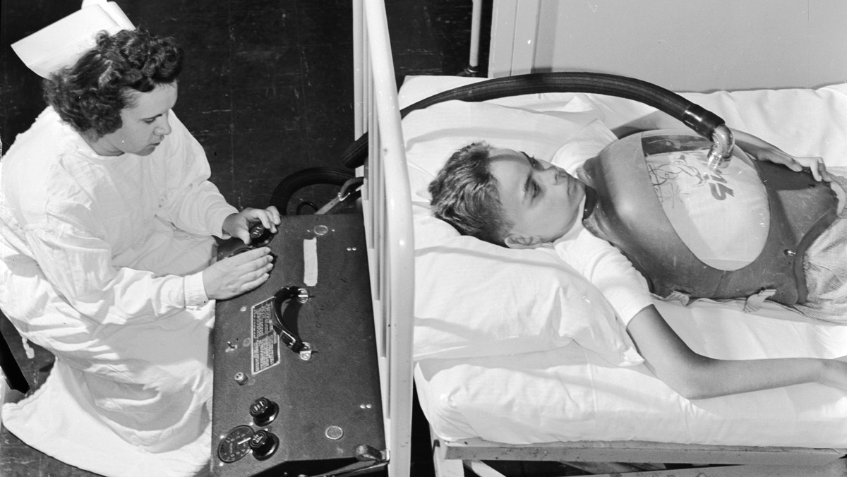 Polio to jedna z najgroźniejszych chorób, jakie zna ludzkość. Brazylijczyk, Paulo Machado zmaga się z nią już od 45 lat. Oznacza to, że od 45 lat praktycznie nie opuścił szpitalnego łóżka, będąc 24 godziny na dobę podłączonym do respiratora.