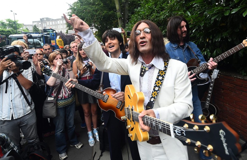 To prawdopodobnie najsłynniejsza okładka płyty muzycznej w historii. Autorem zdjęcia muzyków The Beatles jest szkocki fotograf Iain Macmillan