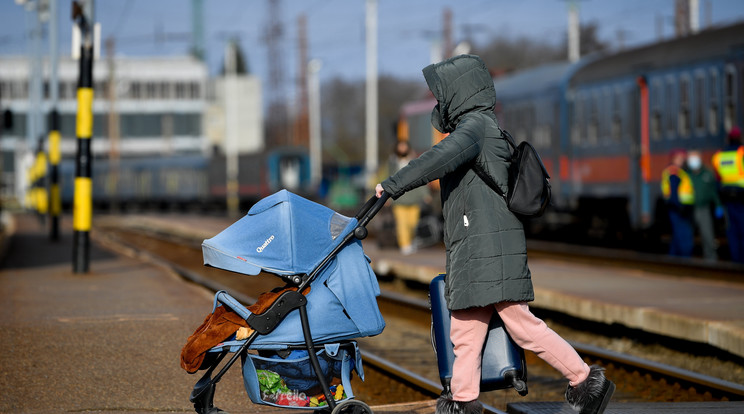 A képen: Az orosz-ukrán háború elől menekülő nő gyermekével a záhonyi vasútállomáson / MTI/Czeglédi Zsolt