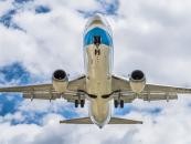 Podejmując decyzję o zakupie mieszkania wiele osób przymyka oko na pewne minusy. Wydaje nam się, że podchodzące do lądowania samoloty nie są aż tak uciążliwe, że ekran dźwiękoszczelny to dostateczna ochrona przez drogą szybkiego ruchu. Ale potem poziom irytacji hałasem rośnie z każdym dniem. Szczególnie dokuczliwe jest to podczas spokojnego wieczoru, gdy nie ma innych źródeł hałasu i nagle nad blokiem pojawia się zbliżający się do lotniska odrzutowiec.