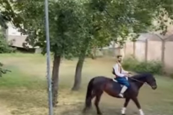 OVAKVU PROSIDBU JOŠ NISMO VIDELI! Mladi par iz Novog Sada postao HIT na društvenim mrežama (VIDEO)