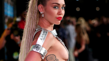 MTV Video Music Awards 2015: wszystkie kreacje Miley Cyrus