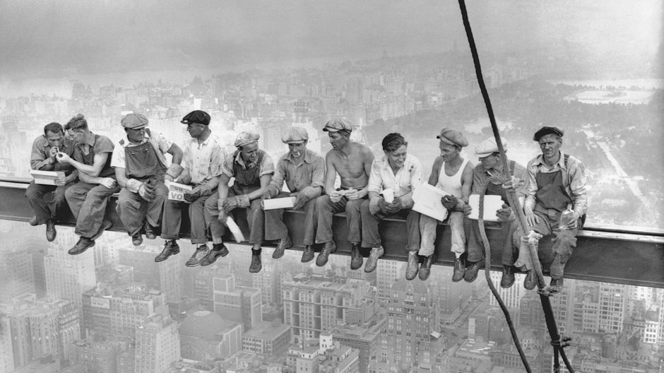 Najsłynniejsze zdjęcie z września 1932 r. na szczycie Rockefeller Center (fot. Charles C. Ebbets)