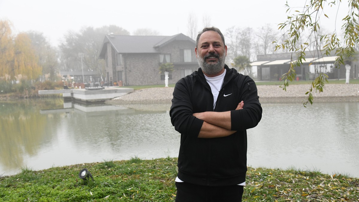 BEŽAO IZ SELA, A ONDA BAŠ TU NAPRAVIO LUKSUZNU VILU KRAJ JEZERA Ovo je velelepno imanje Branka Babića, koji je doživeo težak udes na auto-putu