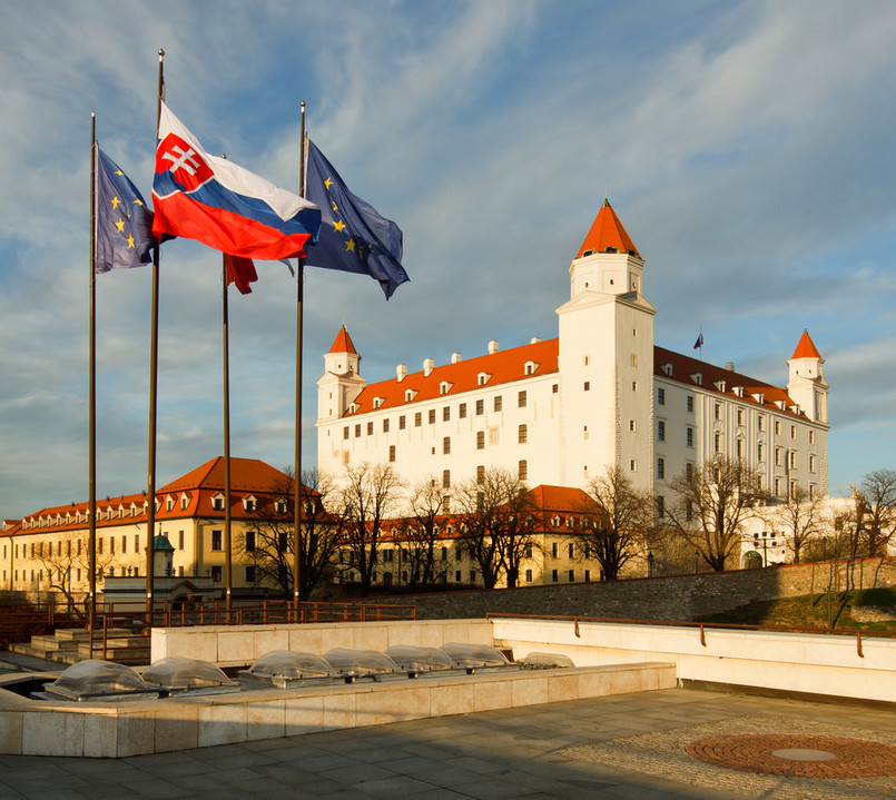 Na chwilę przed tym, nim wynaleziono słowacki naród, wynaleziono język słowacki. Pod koniec XVIII w. przez Europę szła fala politycznych reform, oświeceniowych ambicji dydaktycznych i wczesnoromantycznych emocji związanych z odkrywaniem rdzennej, ludowej mądrości.